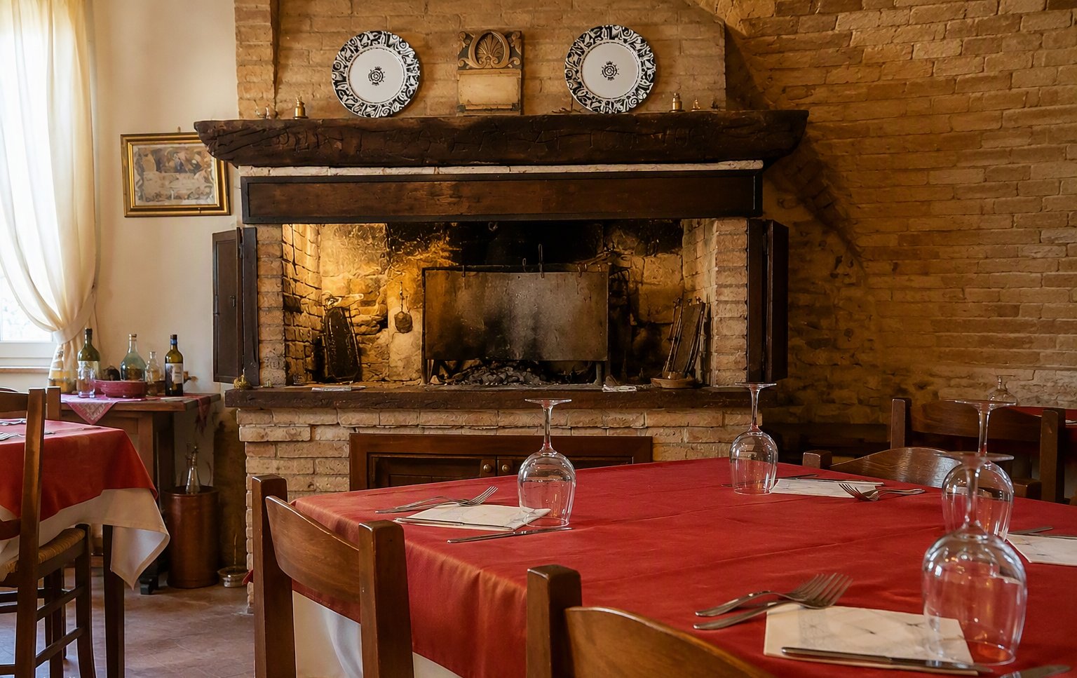 La sala con il grande camino di pietra